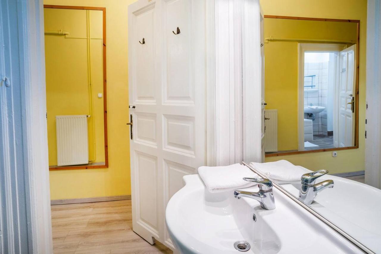 Apartment And Large Ac Away From