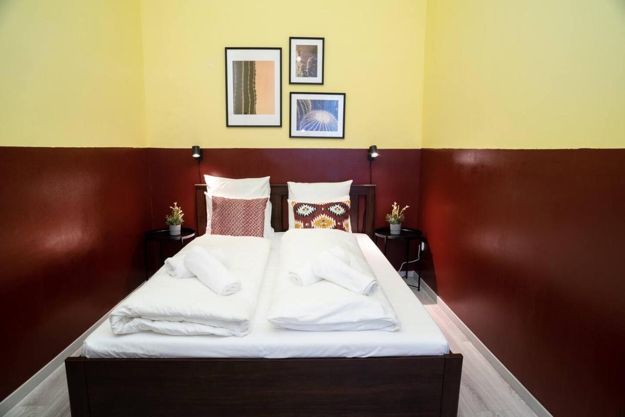 Appartement And Large Ac Away From