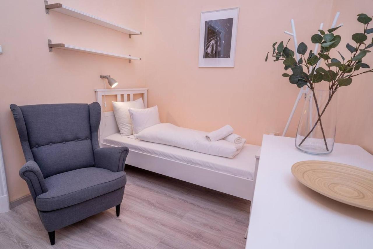 Appartement And Large Ac Away From Budapest