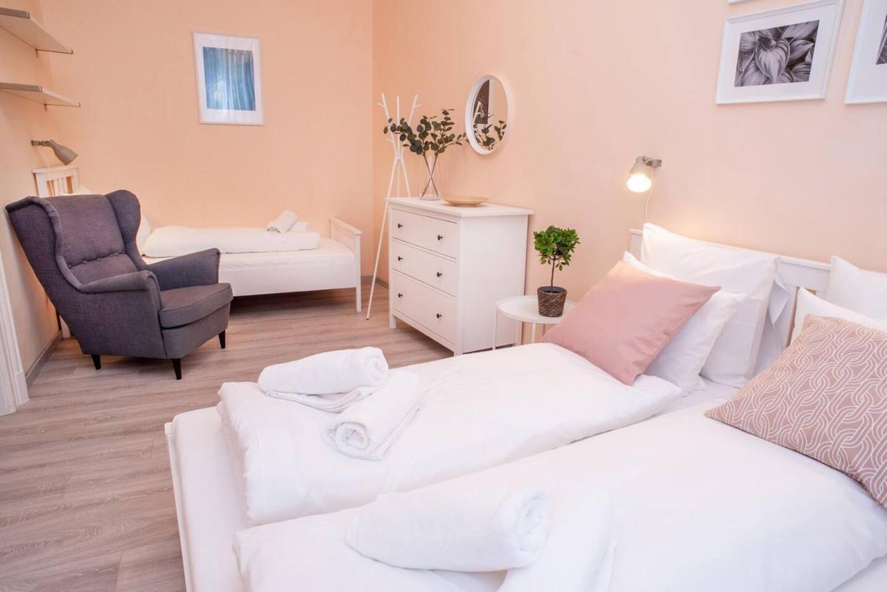And Large Ac Away From Appartement *