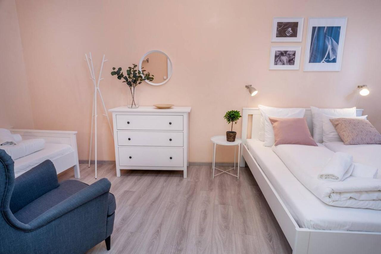 Appartement And Large Ac Away From