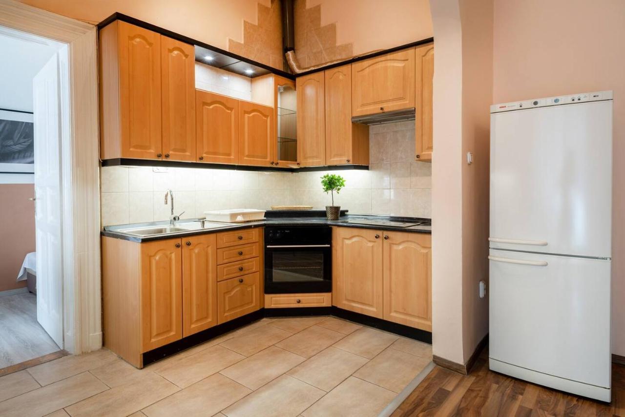 Appartement And Large Ac Away From