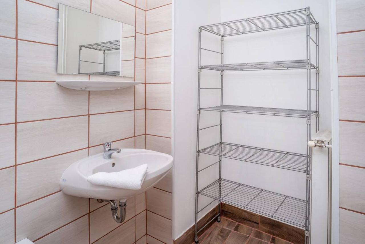 And Large Ac Away From Appartement