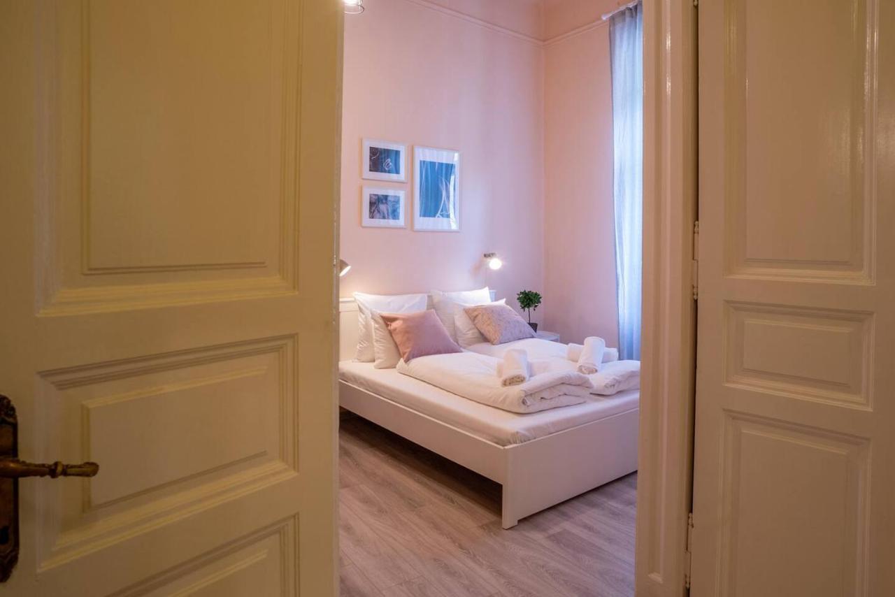 Appartement And Large Ac Away From Budapest