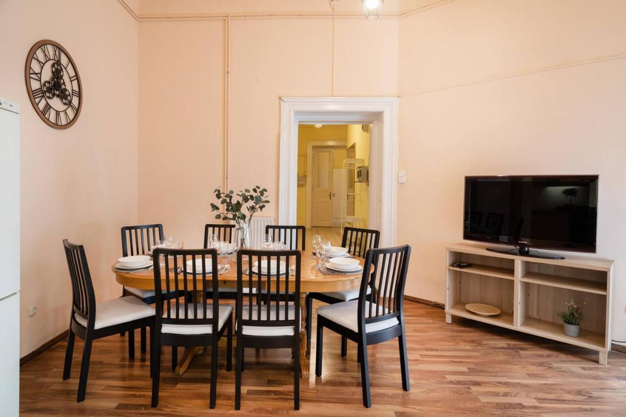 Appartement And Large Ac Away From *