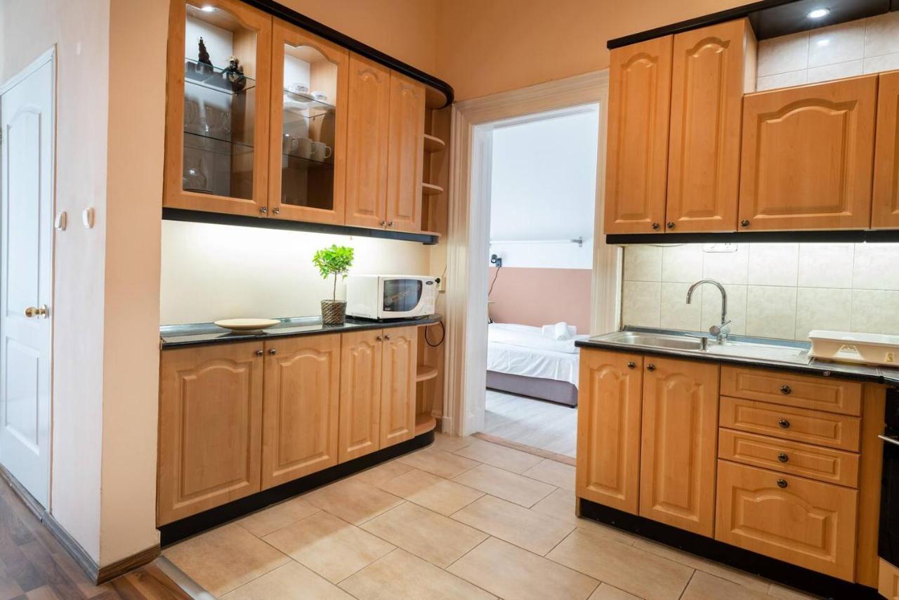 And Large Ac Away From Appartement