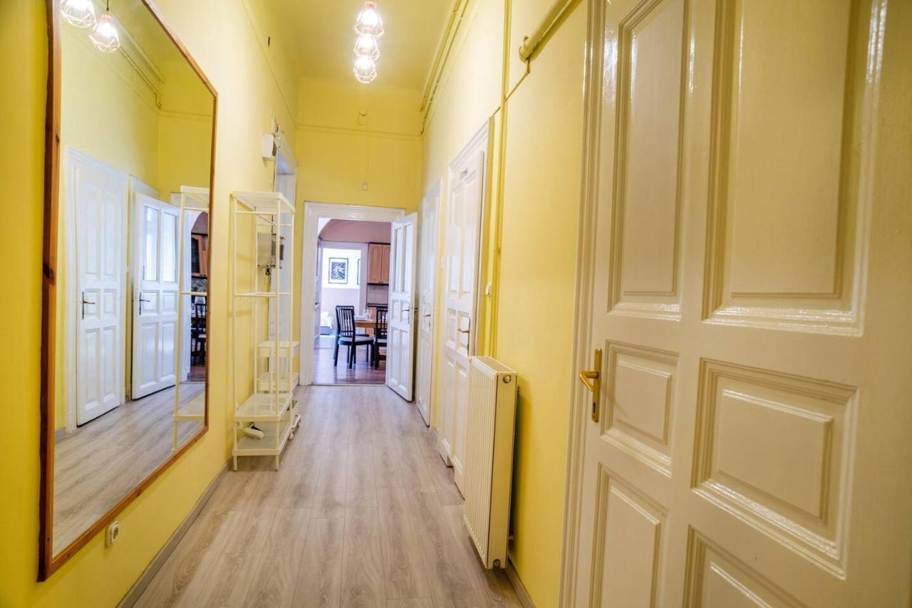 And Large Ac Away From Appartement *
