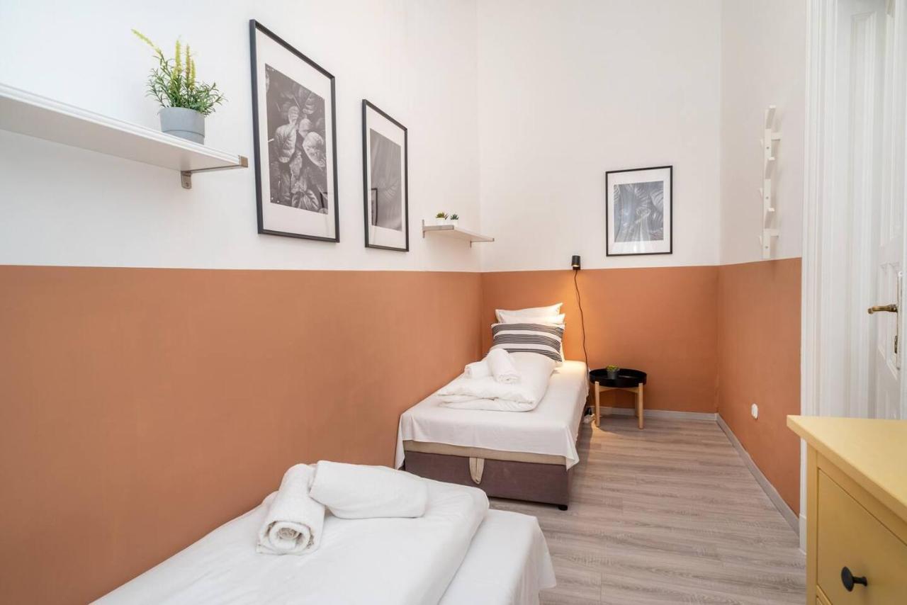 Appartement And Large Ac Away From