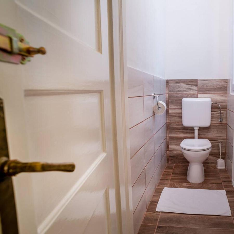 Appartement And Large Ac Away From